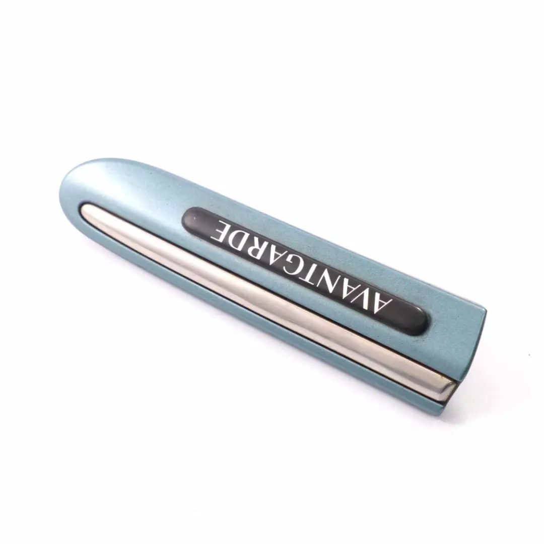 Listwa Błotnika Prawa Aragonite Blue do Mercedes W203 o numerze A2036904862 Mercedes W203 Listwa Błotnika Prawa Aragonite Blue - SKU A2036904862-ABM - Numer Części A2036904862