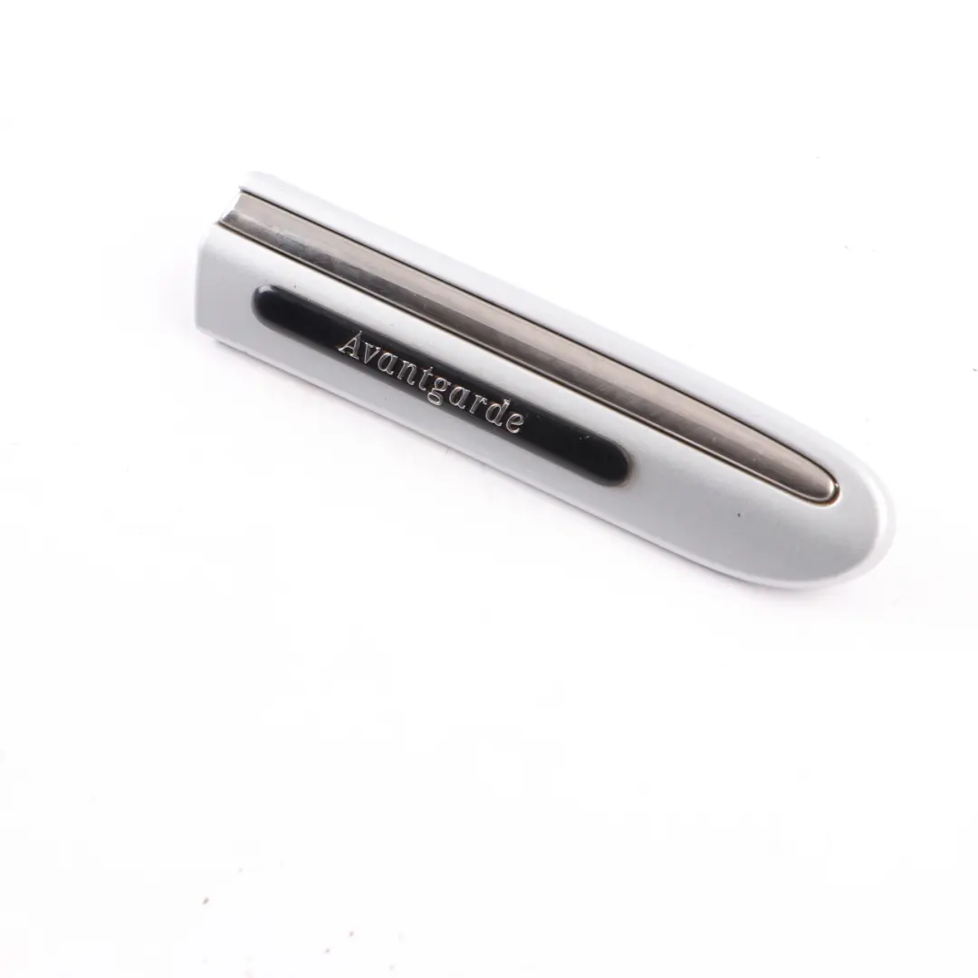 Striscia modanatura parafango anteriore destro Iridium Silver 775 per Mercedes W203 con numero di parte A2036904862 Mercedes W203 Striscia modanatura parafango anteriore destro Iridium Silver 775 - SKU A2036904862-IRS - Numero di parte A2036904862