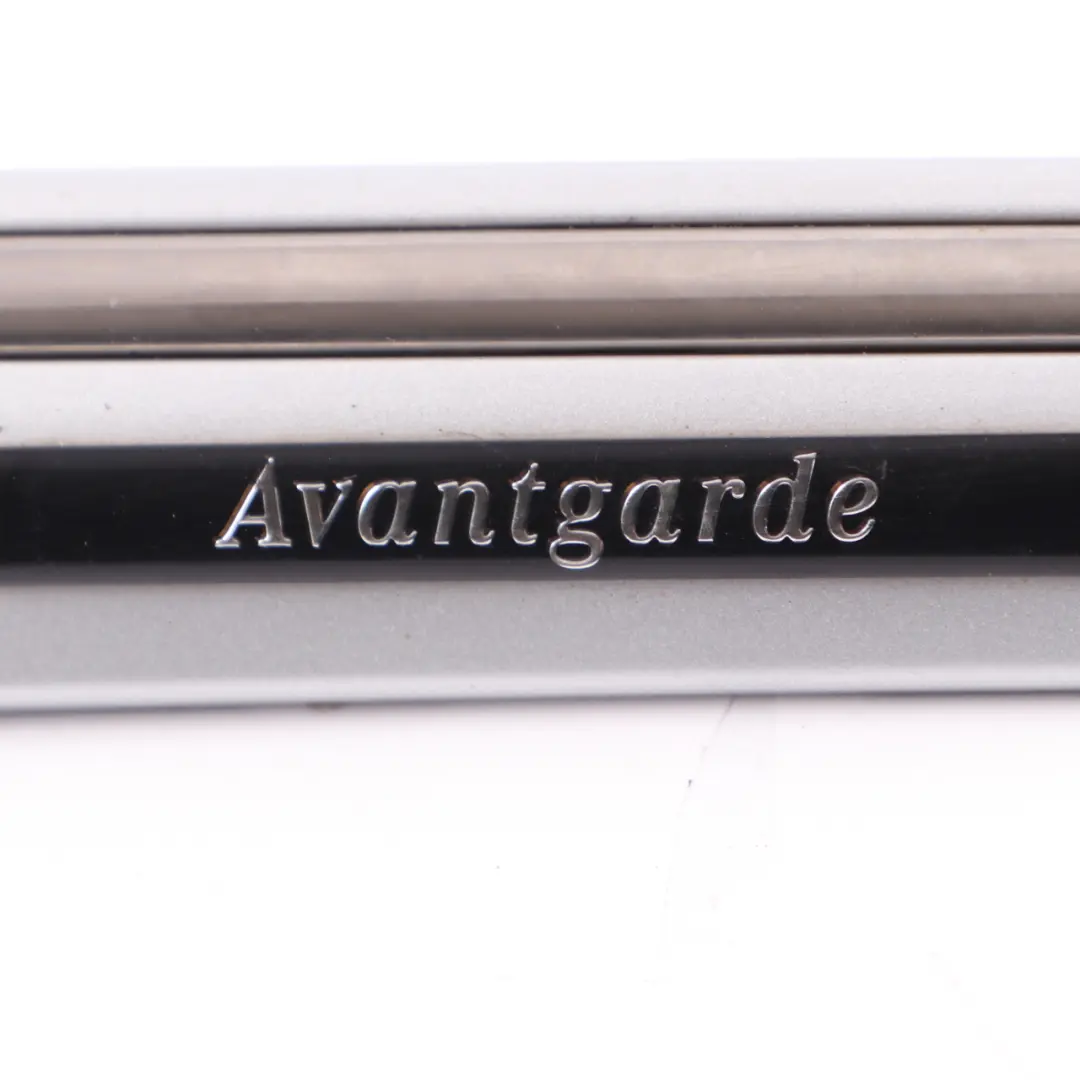 Listwa Ozdobna Przedniego Prawego Błotnika Iridium Silver 775 do Mercedes W203 o numerze A2036904862 Mercedes W203 Listwa Ozdobna Przedniego Prawego Błotnika Iridium Silver 775 - SKU A2036904862-IRS - Numer Części A2036904862