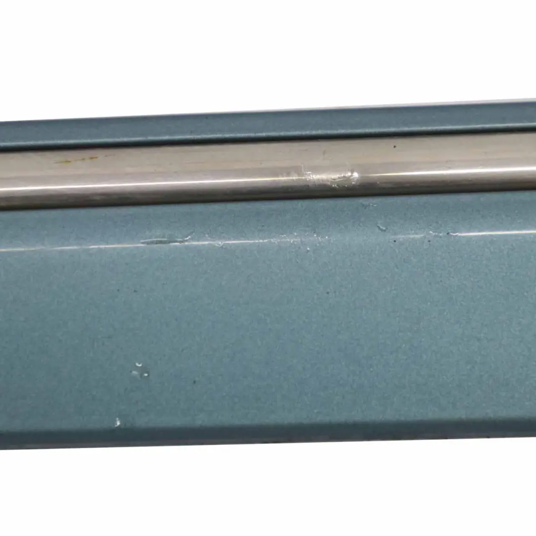 Moulure de Porte Avant Gauche Bleu Aragonite - 941 pour Mercedes W203 à propos du numéro de pièce A2036904962 Mercedes W203 Moulure de Porte Avant Gauche Bleu Aragonite - 941 - SKU A2036904962-ABM - Numéro de pièce A2036904962