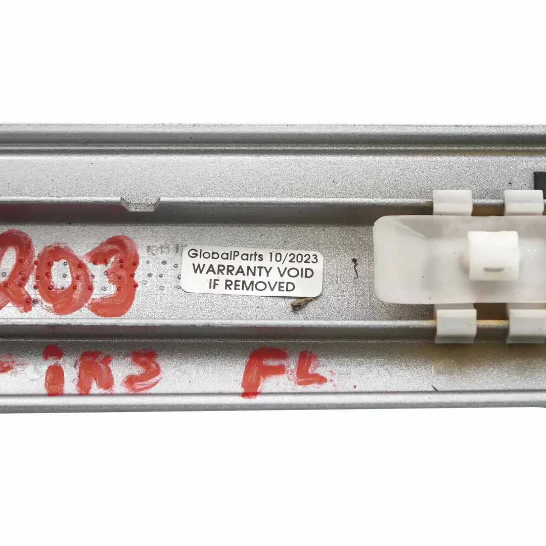 moldura de puerta delantera izquierda Iridium Silver - 775 para Mercedes W203 con número de pieza A2036904962 Mercedes W203 moldura de puerta delantera izquierda Iridium Silver - 775 - SKU A2036904962-IRS - Número de pieza A2036904962