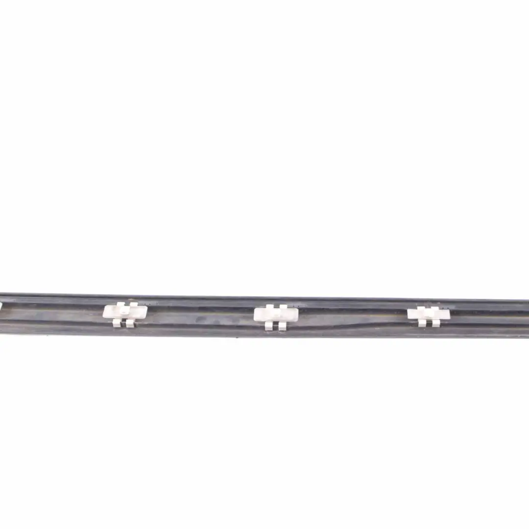 Striscia rivestimento porta anteriore sinistra Obsidian Nero 197 per Mercedes W203 con numero di parte A2036904962 Mercedes W203 Striscia rivestimento porta anteriore sinistra Obsidian Nero 197 - SKU A2036904962-OB - Numero di parte A2036904962