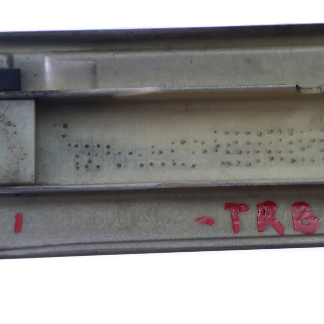 Türverkleidung Zierleiste vorne links Travertin Beige - 693 für Mercedes W203 mit Teilenummer A2036904962 Mercedes W203 Türverkleidung Zierleiste vorne links Travertin Beige - 693 - SKU A2036904962-TRB - Teilenummer A2036904962