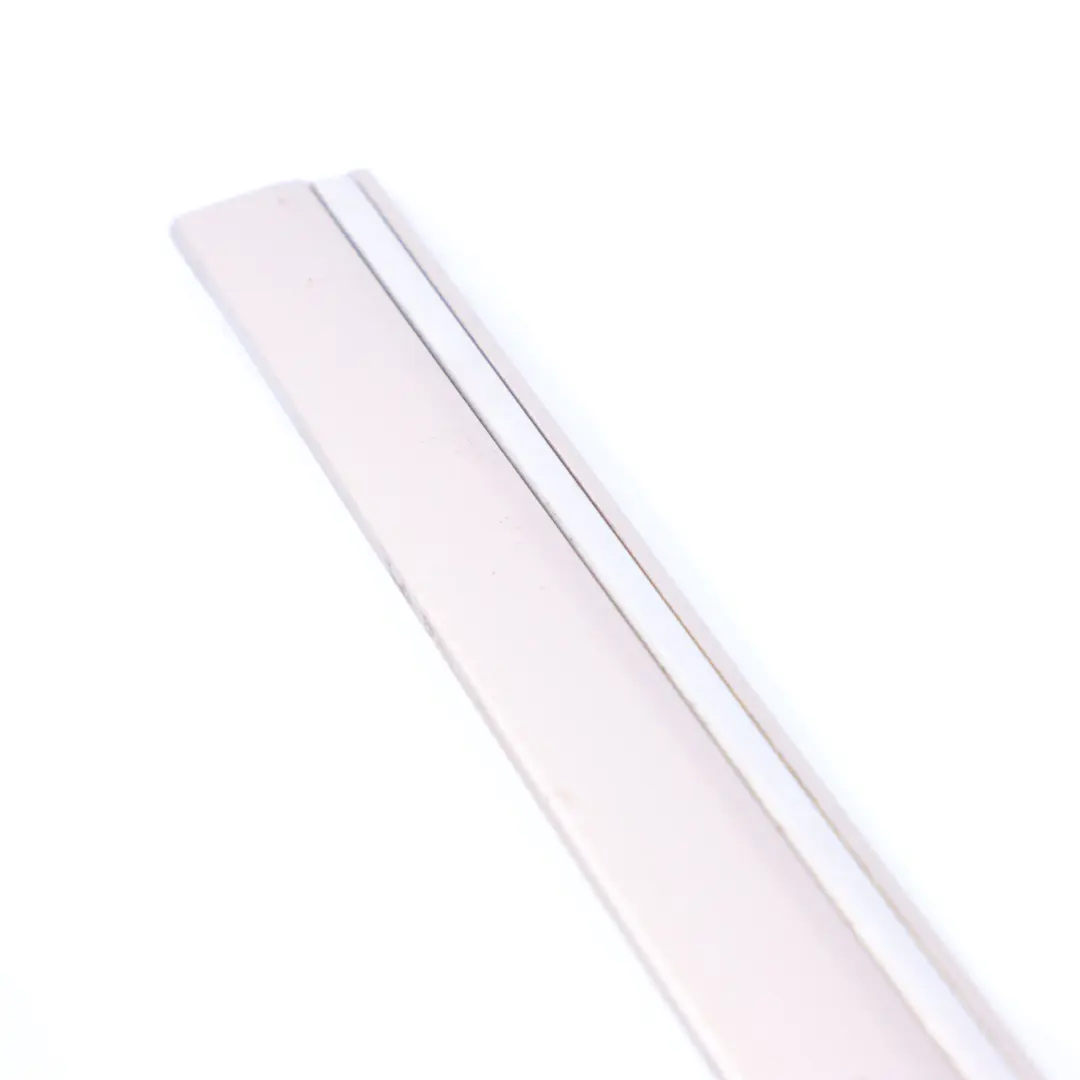 Moulure de Porte Avant Gauche Beige Travertin - 693 pour Mercedes W203 à propos du numéro de pièce A2036904962 Mercedes W203 Moulure de Porte Avant Gauche Beige Travertin - 693 - SKU A2036904962-TRB - Numéro de pièce A2036904962