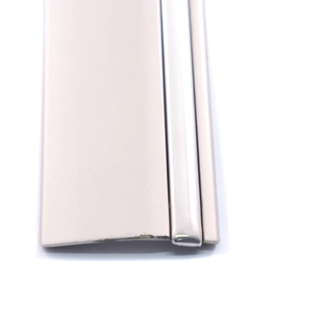 Striscia modanatura porta anteriore sinistra Travertino Beige 693 per Mercedes W203 con numero di parte A2036904962 Mercedes W203 Striscia modanatura porta anteriore sinistra Travertino Beige 693 - SKU A2036904962-TRB - Numero di parte A2036904962