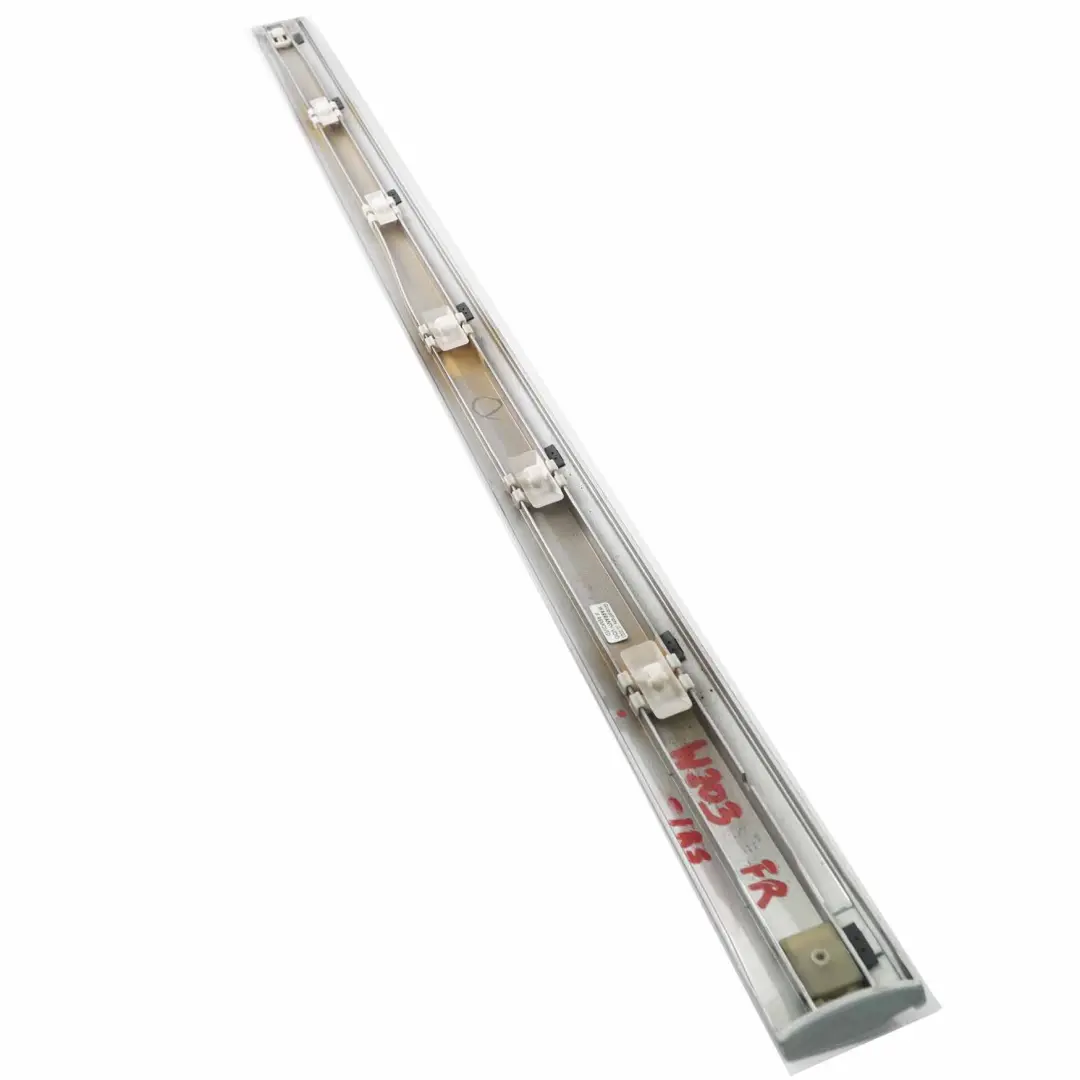 Moldura de puerta delantera derecha Banda Iridium Silver - 775 para Mercedes W203 con número de pieza A2036905062 Mercedes W203 Moldura de puerta delantera derecha Banda Iridium Silver - 775 - SKU A2036905062-IRS - Número de pieza A2036905062