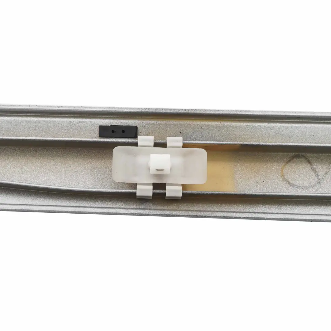 Moldura de puerta delantera derecha Banda Iridium Silver - 775 para Mercedes W203 con número de pieza A2036905062 Mercedes W203 Moldura de puerta delantera derecha Banda Iridium Silver - 775 - SKU A2036905062-IRS - Número de pieza A2036905062
