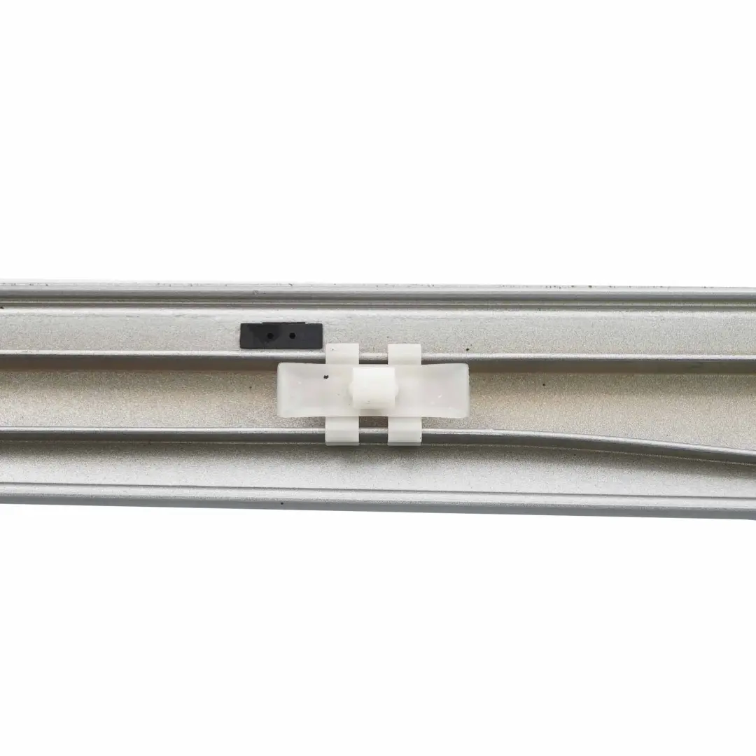 Mercedes W203 Moldura de puerta delantera derecha Banda Iridium Silver - 775 - SKU A2036905062-IRS - Número de pieza A2036905062