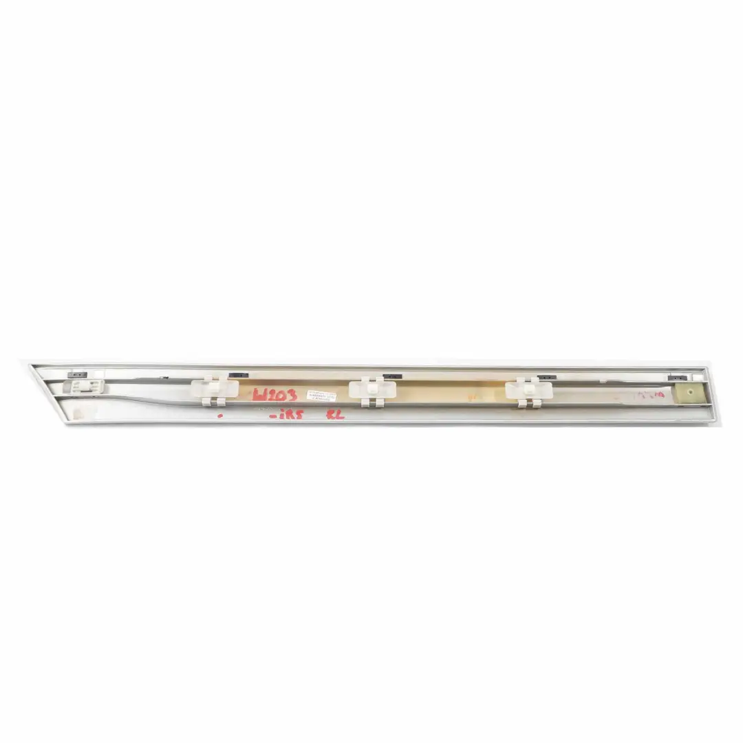 Moulure de porte arrière gauche Iridium Silver - 345 pour Mercedes W203 à propos du numéro de pièce A2036905162 Mercedes W203 Moulure de porte arrière gauche Iridium Silver - 345 - SKU A2036905162-IRS - Numéro de pièce A2036905162