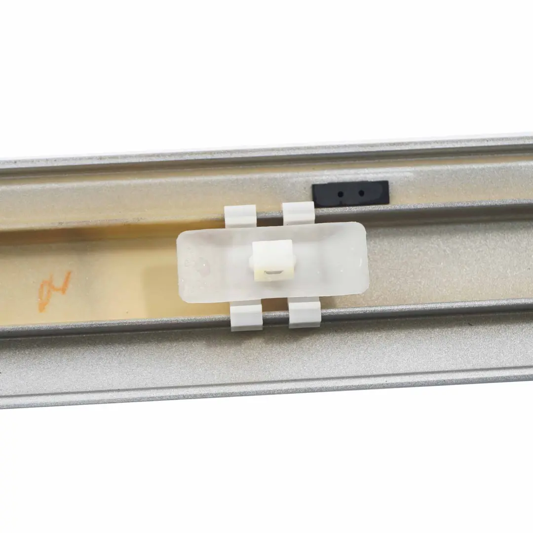 Zierleiste hinten links Abdeckung Iridium Silber 775 für Mercedes W203 mit Teilenummer A2036905162 Mercedes W203 Zierleiste hinten links Abdeckung Iridium Silber 775 - SKU A2036905162-IRS - Teilenummer A2036905162