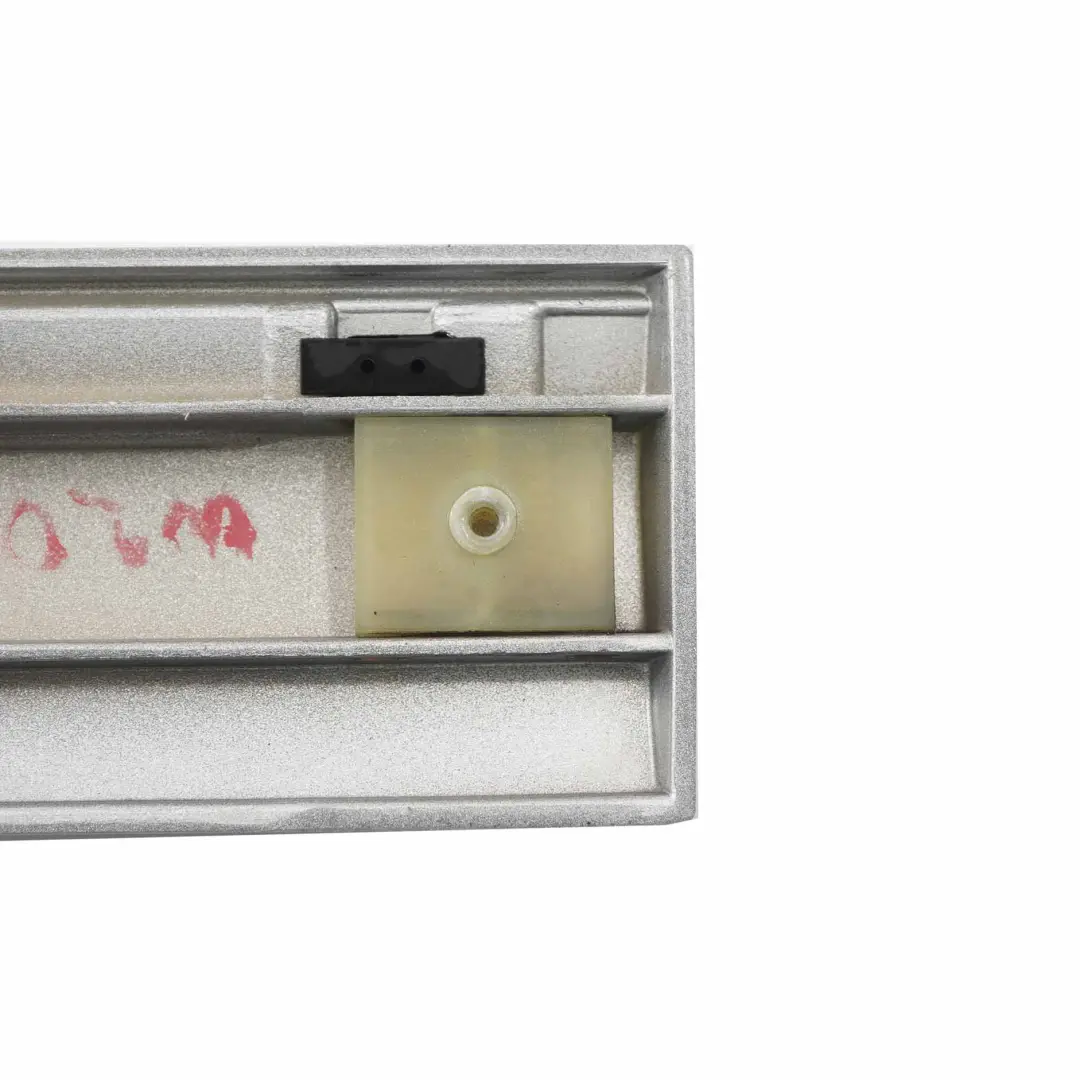 Striscia modanatura porta posteriore sinistra Iridium Silver - 345 per Mercedes W203 con numero di parte A2036905162 Mercedes W203 Striscia modanatura porta posteriore sinistra Iridium Silver - 345 - SKU A2036905162-IRS - Numero di parte A2036905162