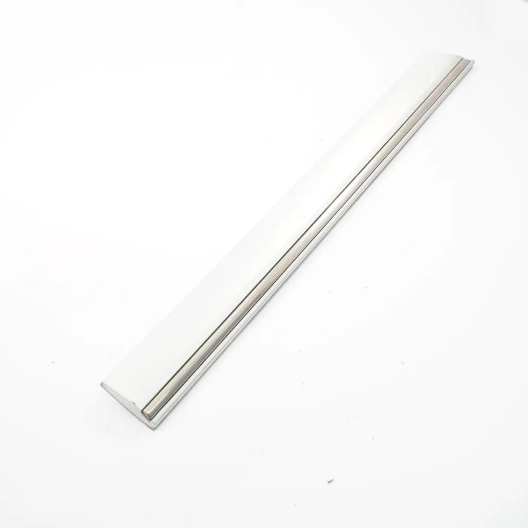 Striscia modanatura porta posteriore destra Iridium Silver - 775 per Mercedes W203 con numero di parte A2036905262 Mercedes W203 Striscia modanatura porta posteriore destra Iridium Silver - 775 - SKU A2036905262-IRS - Numero di parte A2036905262