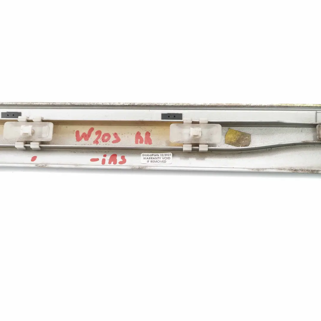 Striscia modanatura porta posteriore destra Iridium Silver - 775 per Mercedes W203 con numero di parte A2036905262 Mercedes W203 Striscia modanatura porta posteriore destra Iridium Silver - 775 - SKU A2036905262-IRS - Numero di parte A2036905262