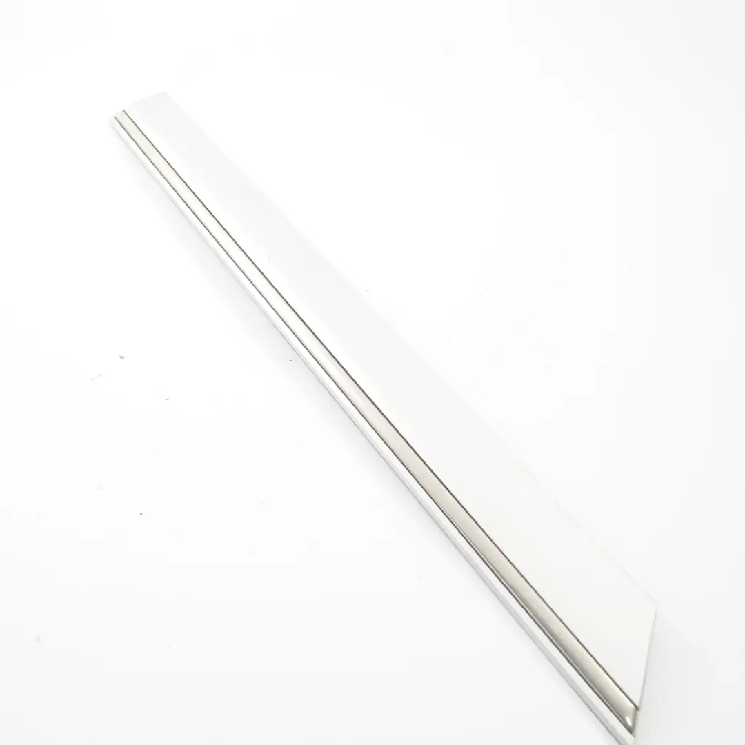 Striscia modanatura porta posteriore destra Iridium Silver - 775 per Mercedes W203 con numero di parte A2036905262 Mercedes W203 Striscia modanatura porta posteriore destra Iridium Silver - 775 - SKU A2036905262-IRS - Numero di parte A2036905262