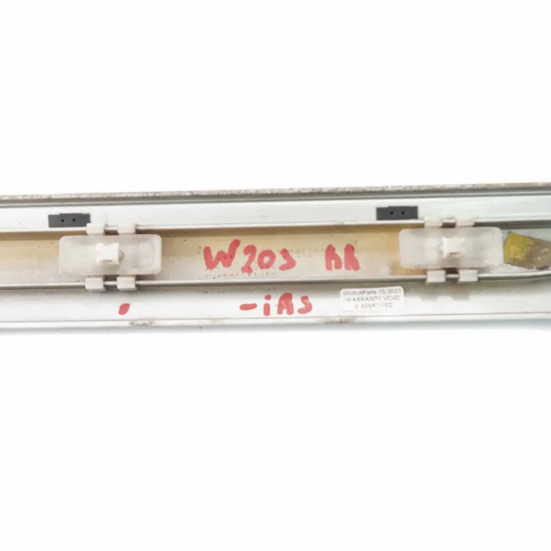 Moulure de porte arrière droite Iridium Silver - 775 pour Mercedes W203 à propos du numéro de pièce A2036905262 Mercedes W203 Moulure de porte arrière droite Iridium Silver - 775 - SKU A2036905262-IRS - Numéro de pièce A2036905262