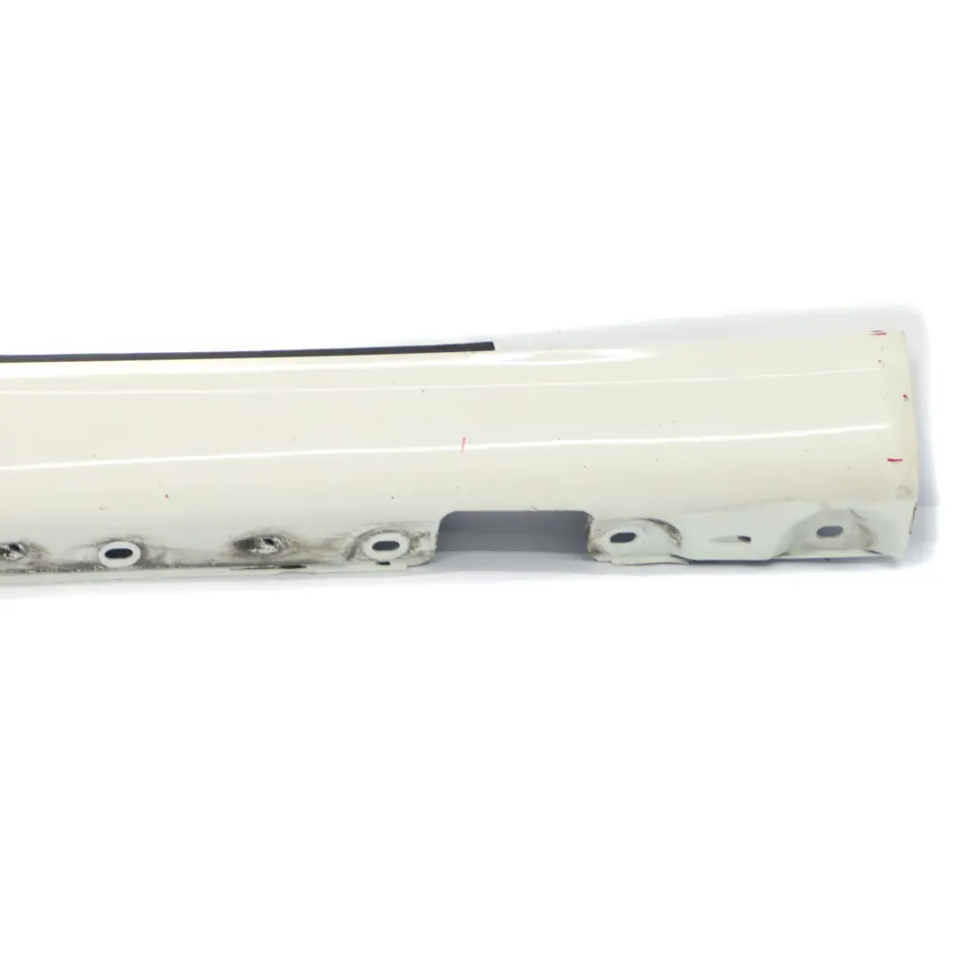 faldón lateral de la cubierta umbral derecho Calcita Blanco - 650 para Mercedes CL203 con número de pieza A2036980654 Mercedes CL203 faldón lateral de la cubierta umbral derecho Calcita Blanco - 650 - SKU A2036980654-CW1 - Número de pieza A2036980654