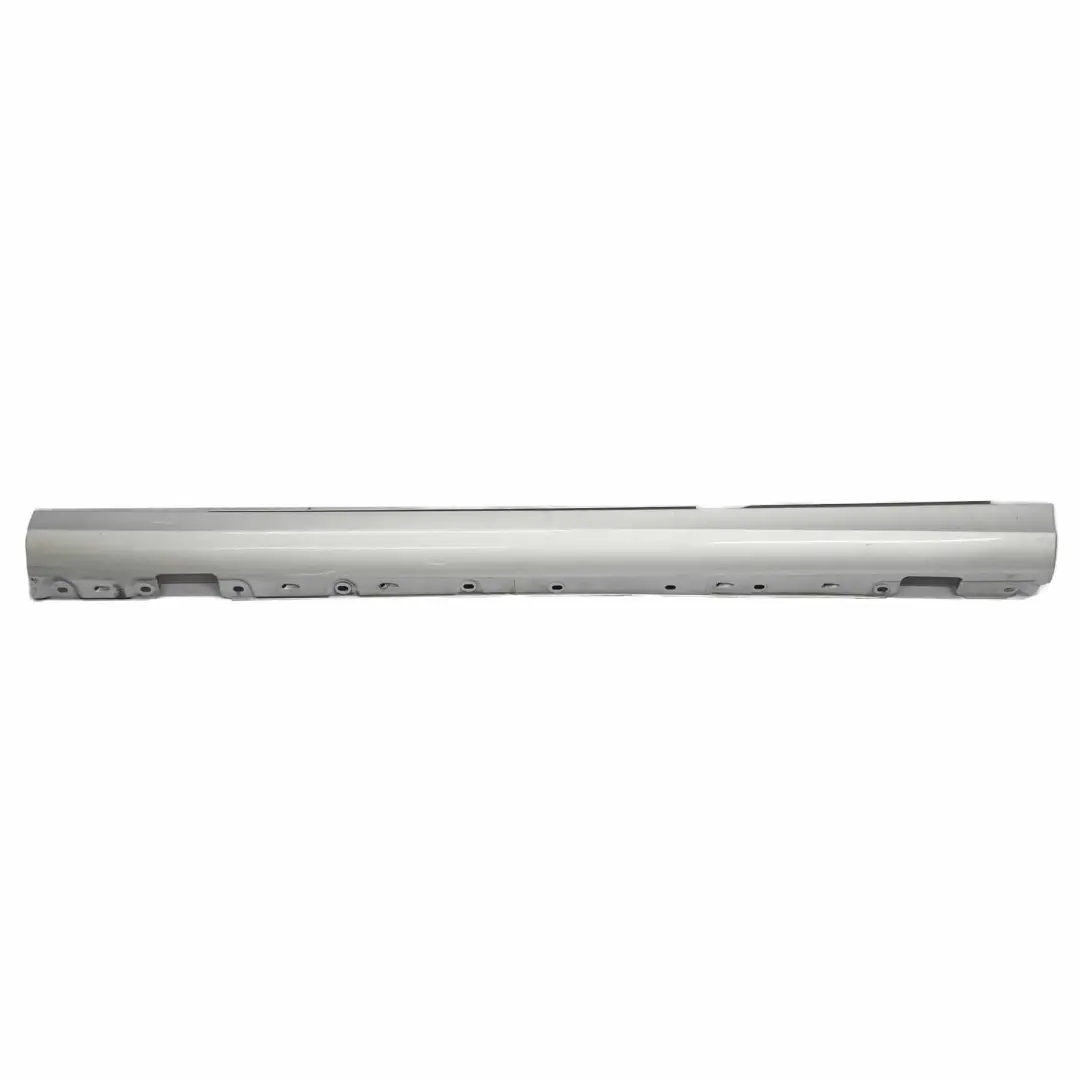 Gonna copertura laterale soglia sinistra Argento brillante 744 per Mercedes W203 con numero di parte A2036981354 Mercedes W203 Gonna copertura laterale soglia sinistra Argento brillante 744 - SKU A2036981354-BRS - Numero di parte A2036981354