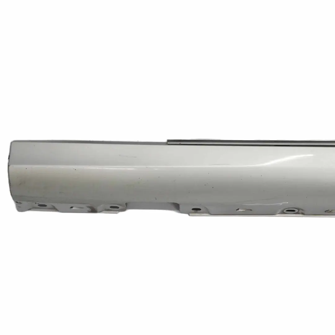 Gonna copertura laterale soglia sinistra Argento brillante 744 per Mercedes W203 con numero di parte A2036981354 Mercedes W203 Gonna copertura laterale soglia sinistra Argento brillante 744 - SKU A2036981354-BRS - Numero di parte A2036981354