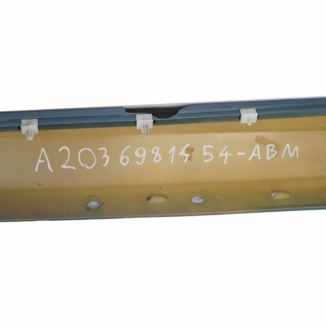 Türschwellerabdeckung rechts Aragonitblau Metallic - 941 für Mercedes W203 mit Teilenummer A2036981454 Mercedes W203 Türschwellerabdeckung rechts Aragonitblau Metallic - 941 - SKU A2036981454-ABM - Teilenummer A2036981454