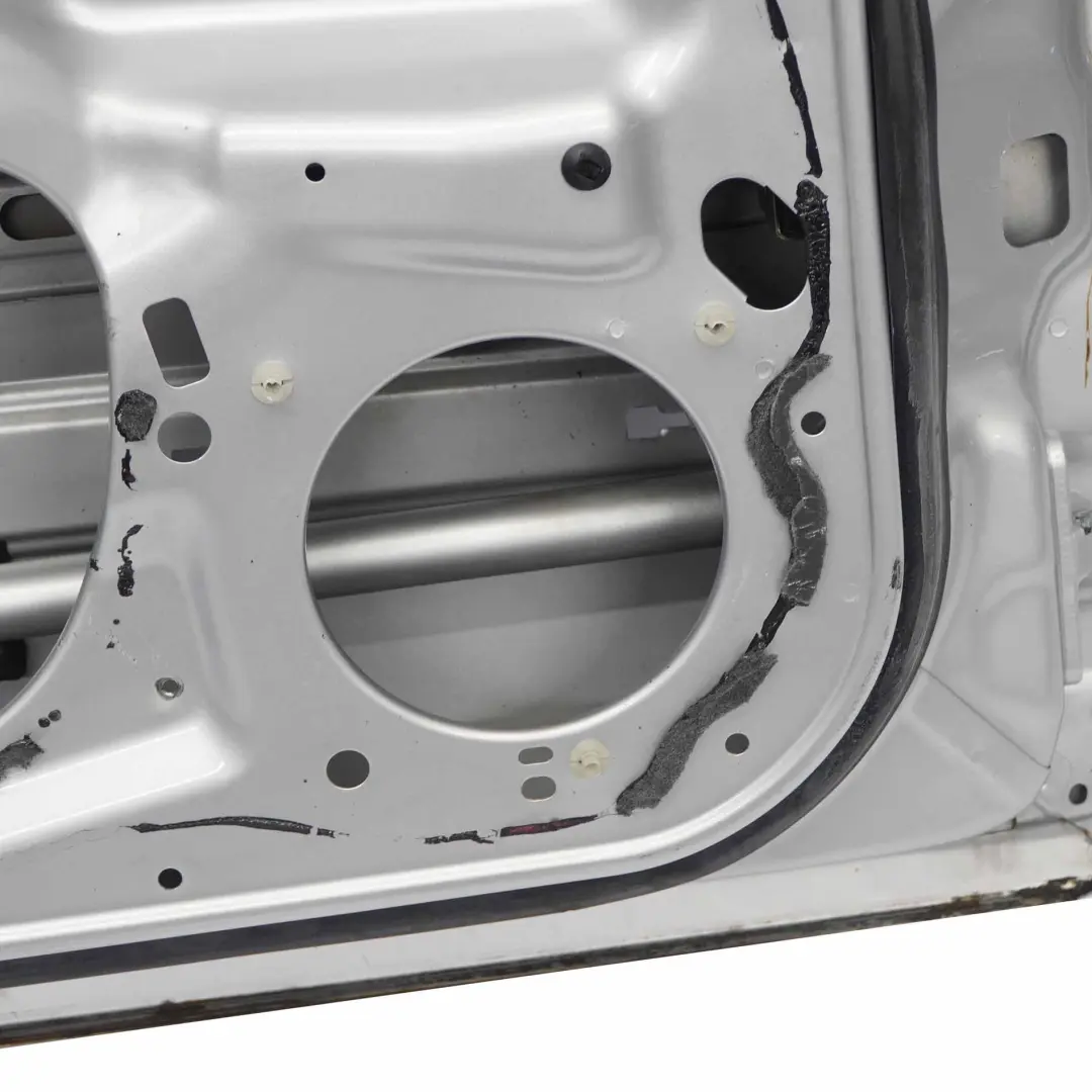 Porta anteriore sinistra Iridium Silver Metallic - 775 per Mercedes W203 con numero di parte A2037200105 Mercedes W203 Porta anteriore sinistra Iridium Silver Metallic - 775 - SKU A2037200105-IRS1 - Numero di parte A2037200105