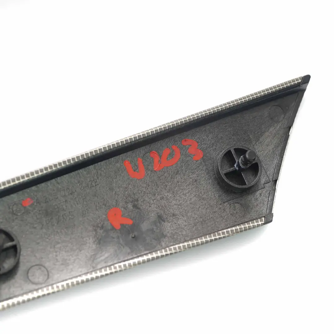 Mercedes W203 Panel puerta delantera derecha Decoración Strip - SKU A2037200422 - Número de pieza A2037200422