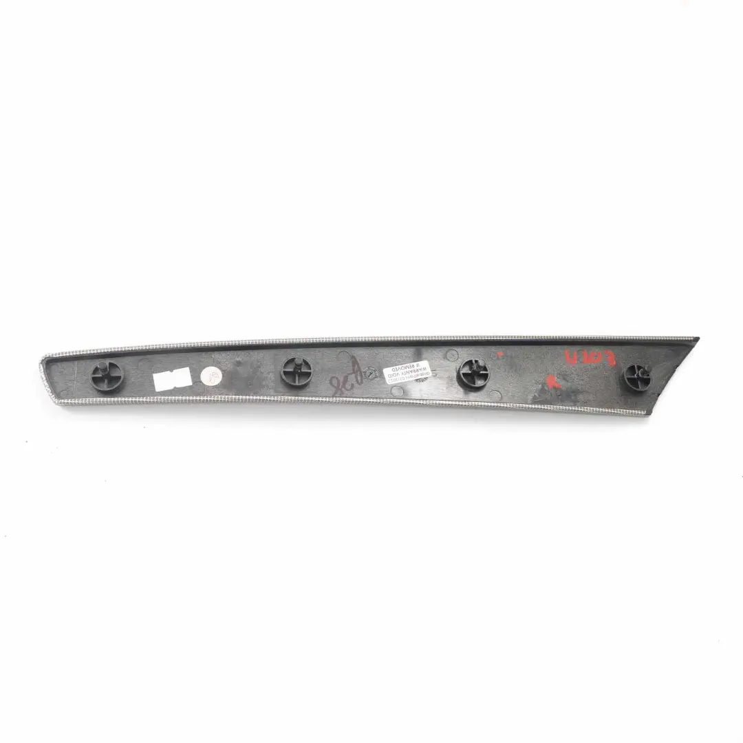 Mercedes W203 Panel puerta delantera derecha Decoración Strip - SKU A2037200422 - Número de pieza A2037200422