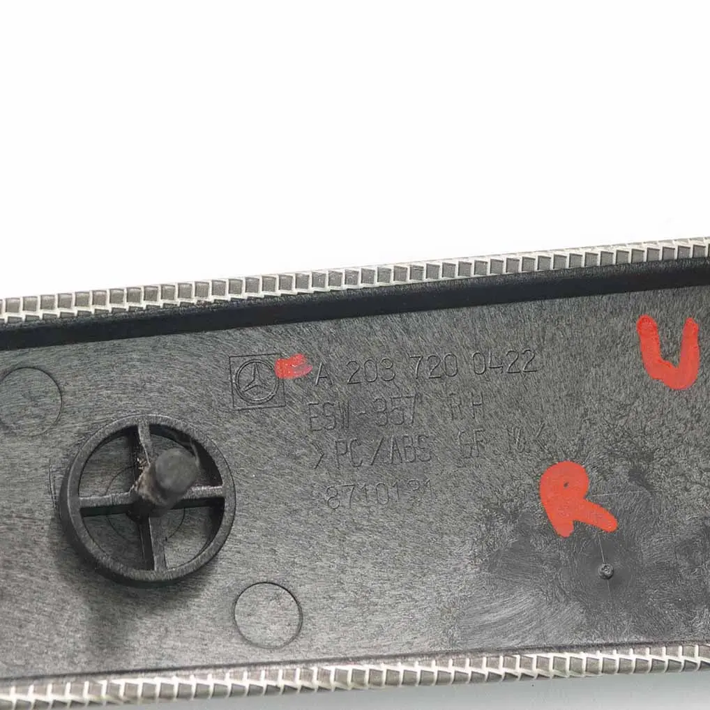 Tür verkleidung Abdeckung Trim vorne rechts Dekor für Mercedes W203 mit Teilenummer A2037200422 Mercedes W203 Tür verkleidung Abdeckung Trim vorne rechts Dekor - SKU A2037200422 - Teilenummer A2037200422