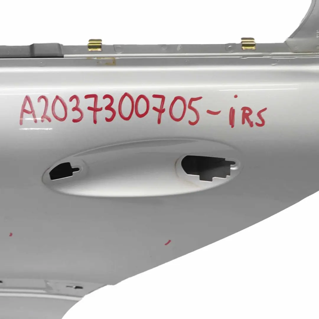 Puerta Trasera Izquierda Iridium Silver Metallic - 775 para Mercedes W203 con número de pieza A2037300705 Mercedes W203 Puerta Trasera Izquierda Iridium Silver Metallic - 775 - SKU A2037300705-IRS - Número de pieza A2037300705