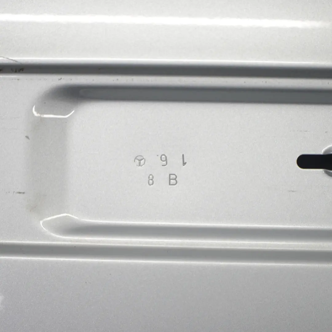 Porta posteriore sinistra Iridium Silver Metallic - 775 per Mercedes W203 con numero di parte A2037300705 Mercedes W203 Porta posteriore sinistra Iridium Silver Metallic - 775 - SKU A2037300705-IRS - Numero di parte A2037300705