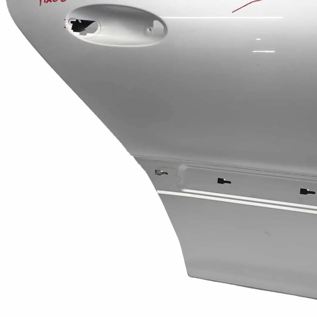 Puerta Trasera Derecha Iridium Silver Metallic - 775 para Mercedes W203 con número de pieza A2037300805 Mercedes W203 Puerta Trasera Derecha Iridium Silver Metallic - 775 - SKU A2037300805-IRS - Número de pieza A2037300805