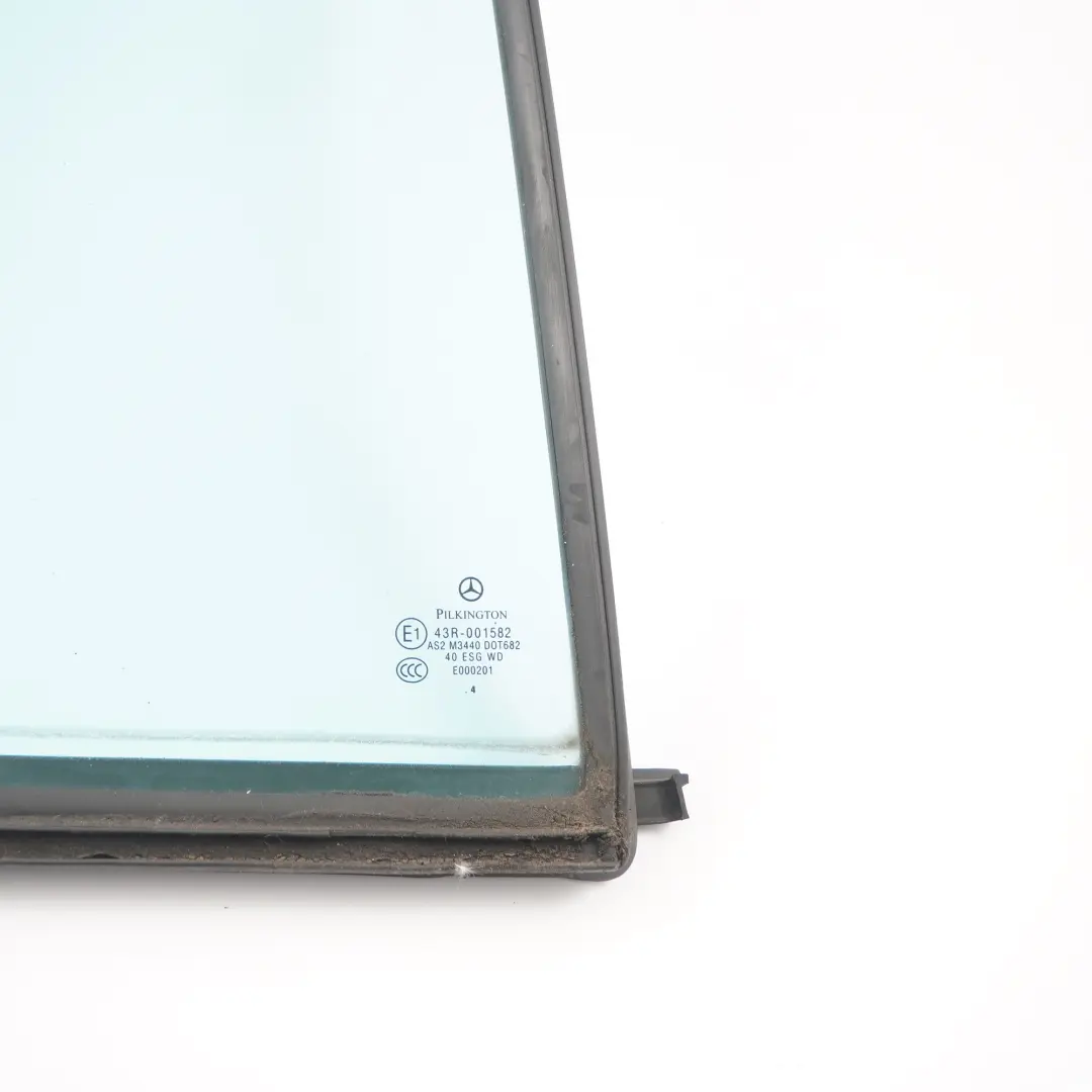 Ventana Lateral Puerta Trasera Cristal Fijo Derecha AS2 para Mercedes W203 Estate con número de pieza A2037301055 Mercedes W203 Estate Ventana Lateral Puerta Trasera Cristal Fijo Derecha AS2 - SKU A2037301055 - Número de pieza A2037301055