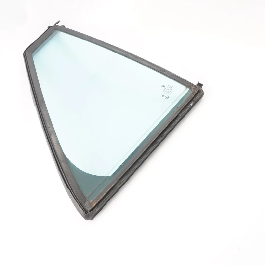 Ventana Lateral Puerta Trasera Cristal Fijo Derecha AS2 para Mercedes W203 Estate con número de pieza A2037301055 Mercedes W203 Estate Ventana Lateral Puerta Trasera Cristal Fijo Derecha AS2 - SKU A2037301055 - Número de pieza A2037301055