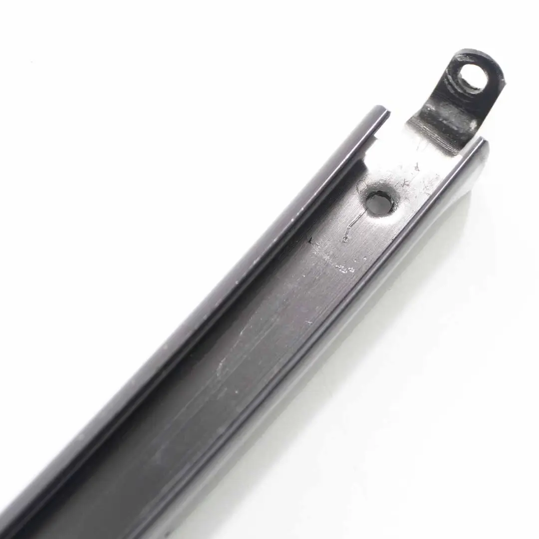 acabado montante trasero izquierdo ventana para Mercedes W203 Touring con número de pieza A2037301119 Mercedes W203 Touring acabado montante trasero izquierdo ventana - SKU A2037301119 - Número de pieza A2037301119