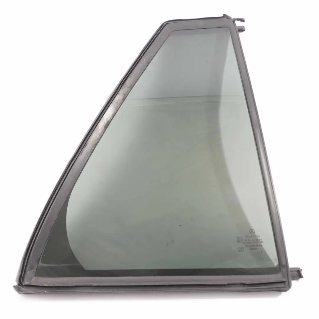 Finestrino porta posteriore destra vetro AS3 per Mercedes W203 Estate con numero di parte A2037302255 Mercedes W203 Estate Finestrino porta posteriore destra vetro AS3 - SKU A2037302255 - Numero di parte A2037302255
