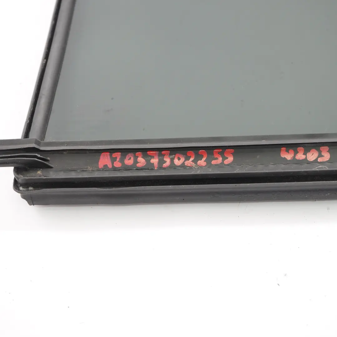 Ventana Puerta Trasera Derecha Cristal AS3 para Mercedes W203 Estate con número de pieza A2037302255 Mercedes W203 Estate Ventana Puerta Trasera Derecha Cristal AS3 - SKU A2037302255 - Número de pieza A2037302255