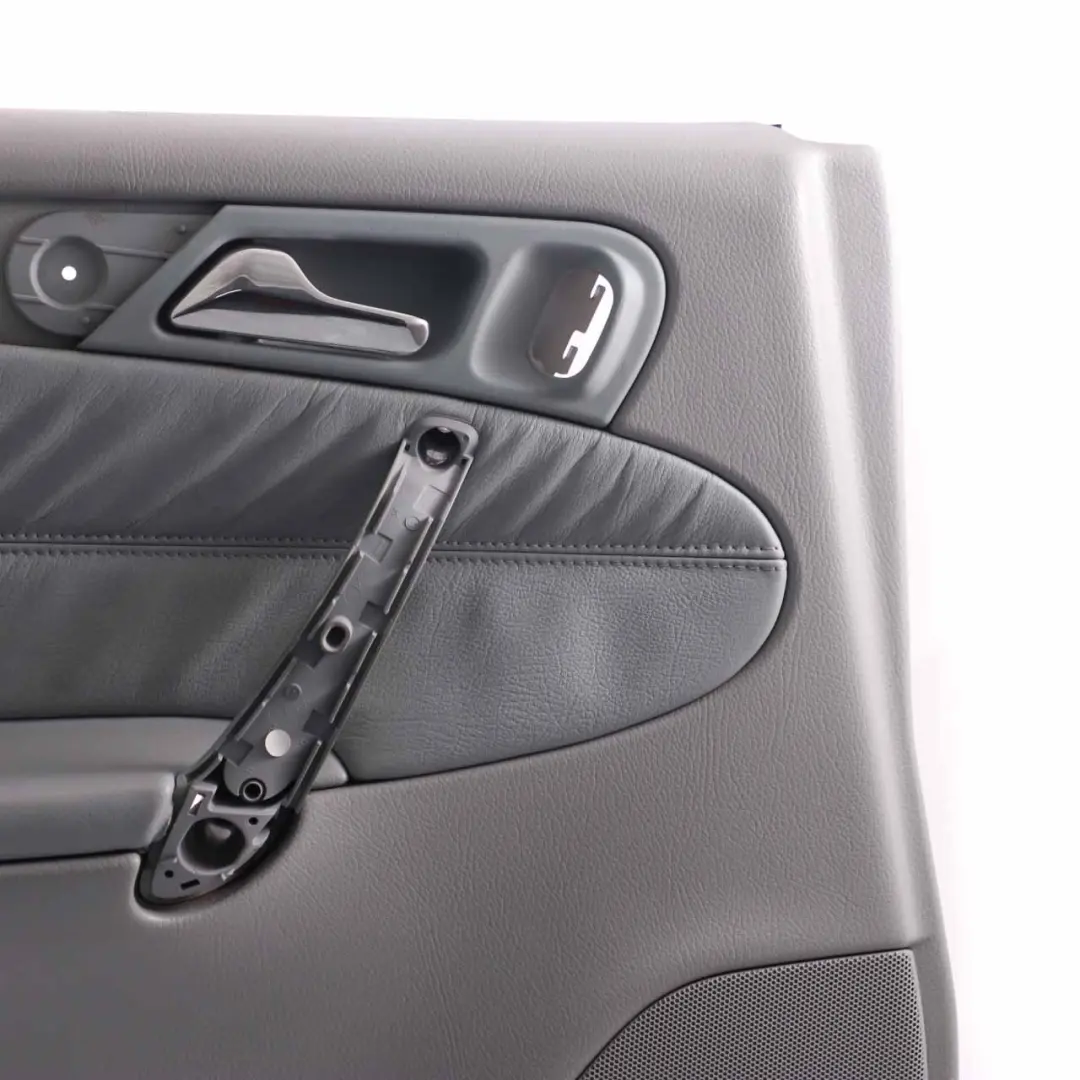 Türkarte Hinten Links Verkleidungs Platte Grau Leder für Mercedes W203 mit Teilenummer A2037303762 Mercedes W203 Türkarte Hinten Links Verkleidungs Platte Grau Leder - SKU A2037303762 - Teilenummer A2037303762