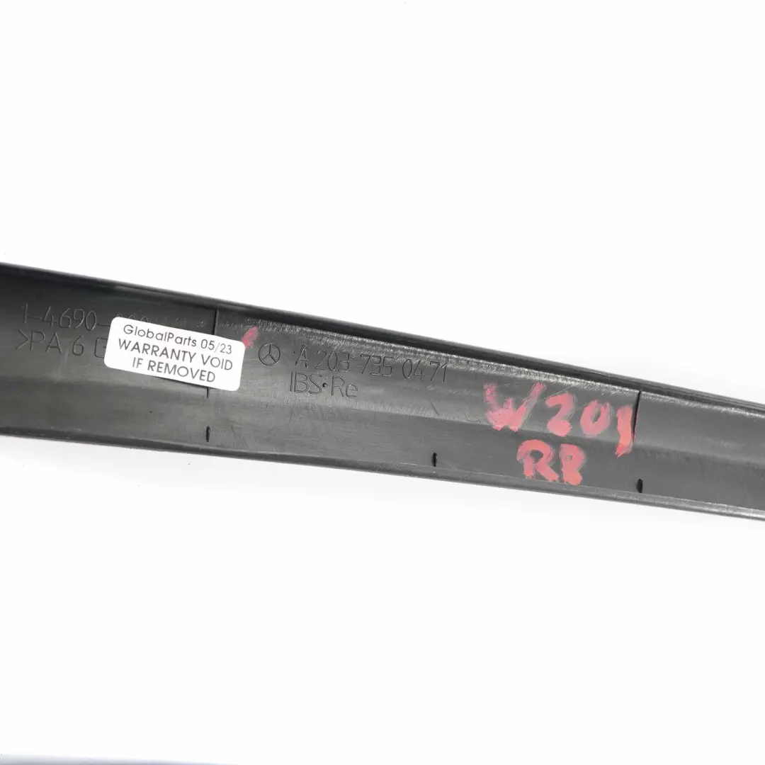 Ramka Szyby Drzwi Prawy Tył do Mercedes W203 Kombi o numerze A2037350471 Mercedes W203 Kombi Ramka Szyby Drzwi Prawy Tył - SKU A2037350471 - Numer Części A2037350471