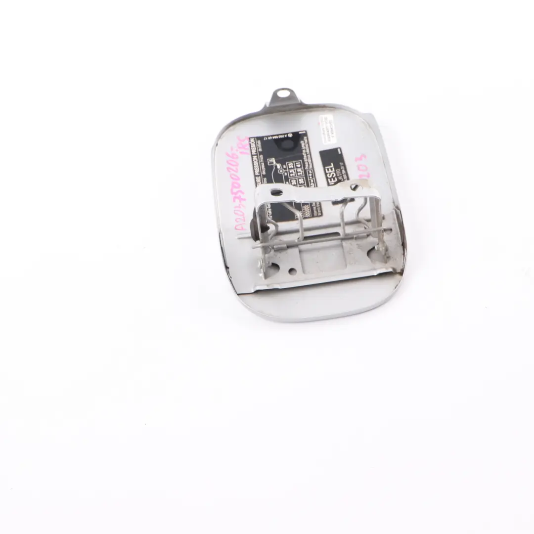 Mercedes W203 Klapka Wlewu Paliwa Srebrna Iridium Silver Metallic - 775 - SKU A2037500206-IRS - Numer Części A2037500206