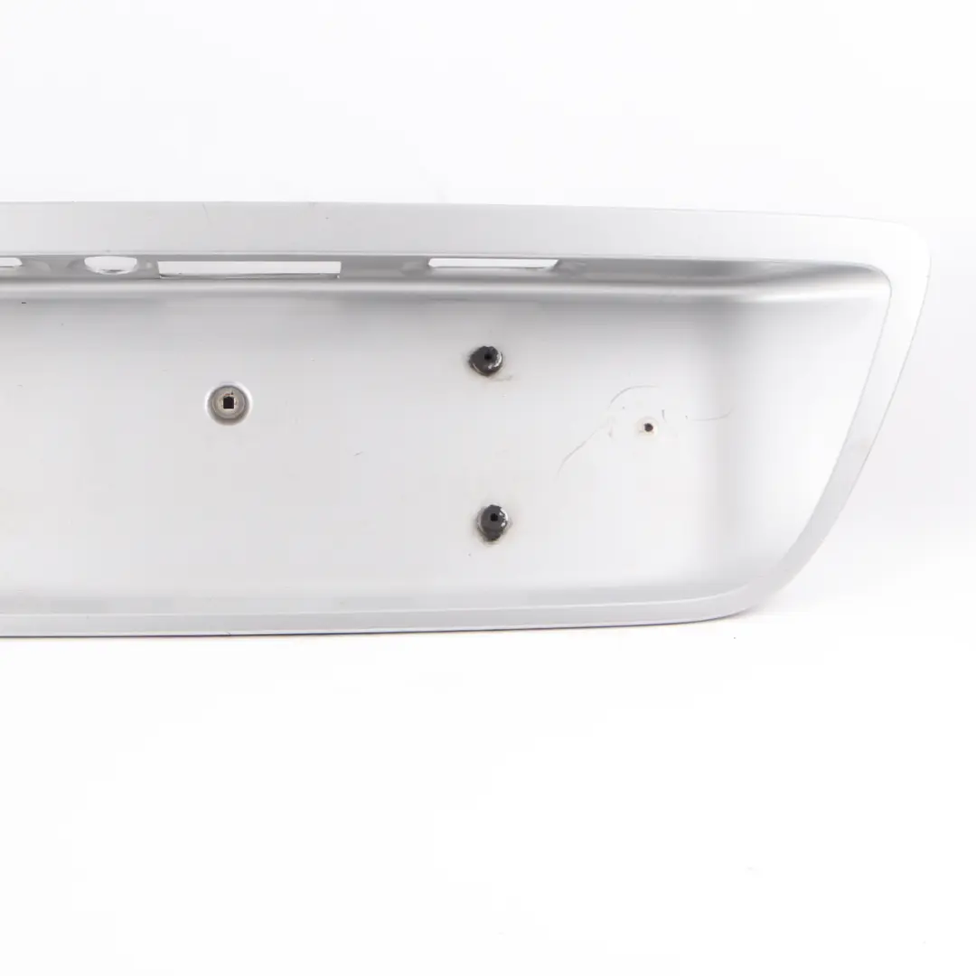 Mercedes W203 Tapa Maletero Portamatrículas Embellecedor Plata Brillante - 744 - SKU A2037500881-BS - Número de pieza A2207500281