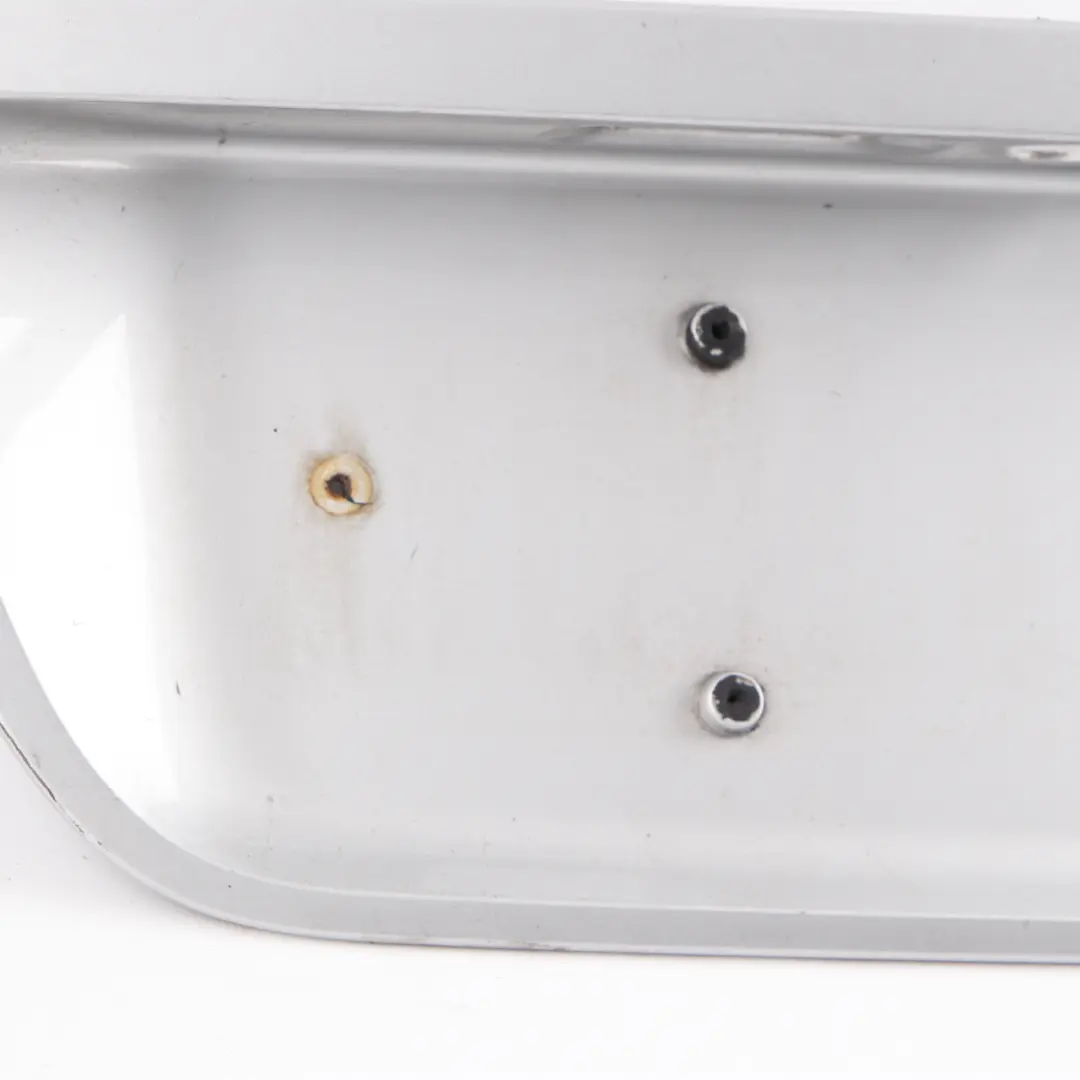 Mercedes W203 Tapa Maletero Portamatrículas Embellecedor Plata Brillante - 744 - SKU A2037500881-BS - Número de pieza A2207500281