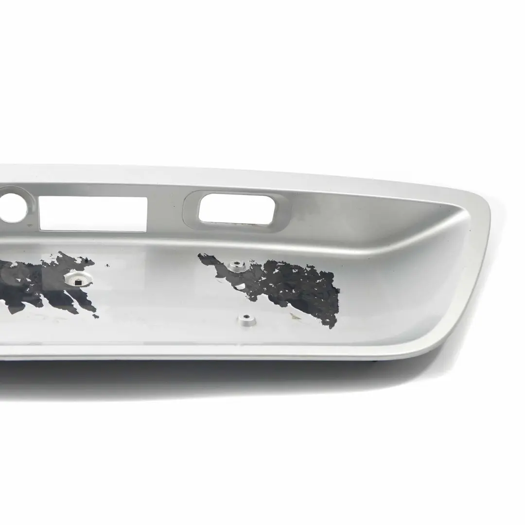 Coffre arrière Porte plaque d'immatriculation Argent pour Mercedes W203 à propos du numéro de pièce A2037500881 Mercedes W203 Coffre arrière Porte plaque d'immatriculation Argent - SKU A2037500881-IRS1 - Numéro de pièce A2037500881