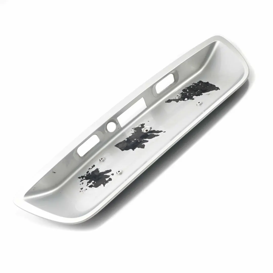 Coffre arrière Porte plaque d'immatriculation Argent pour Mercedes W203 à propos du numéro de pièce A2037500881 Mercedes W203 Coffre arrière Porte plaque d'immatriculation Argent - SKU A2037500881-IRS1 - Numéro de pièce A2037500881