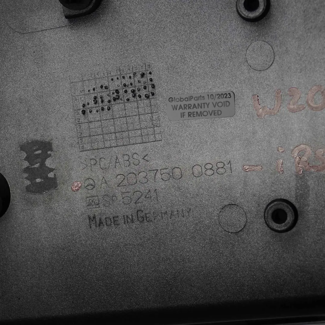 Blenda Osłona Klapy Tył Srebrna do Mercedes W203 o numerze A2037500881 Mercedes W203 Blenda Osłona Klapy Tył Srebrna - SKU A2037500881-IRS1 - Numer Części A2037500881