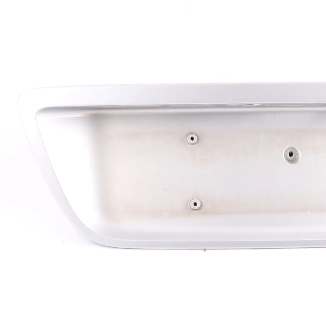 Coffre arrière Porte plaque d'immatriculation Argent pour Mercedes W203 à propos du numéro de pièce A2037500881 Mercedes W203 Coffre arrière Porte plaque d'immatriculation Argent - SKU A2037500881-IRS - Numéro de pièce A2037500881