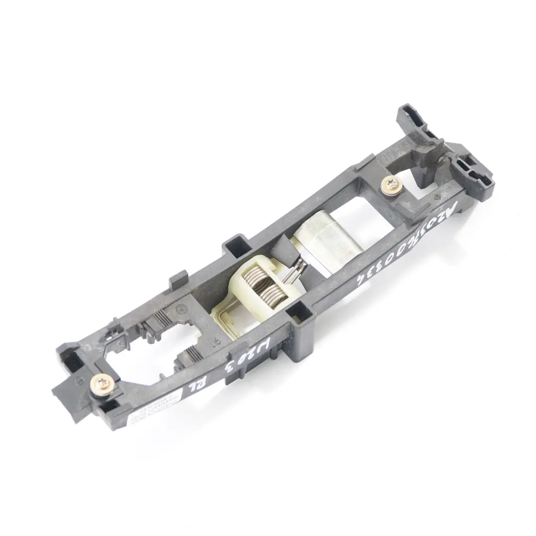 Maniglia base Mercedes W203 W211 Porta presa posteriore sinistra per con numero di parte A2037600334 Maniglia base Mercedes W203 W211 Porta presa posteriore sinistra - SKU A2037600334 - Numero di parte A2037600334