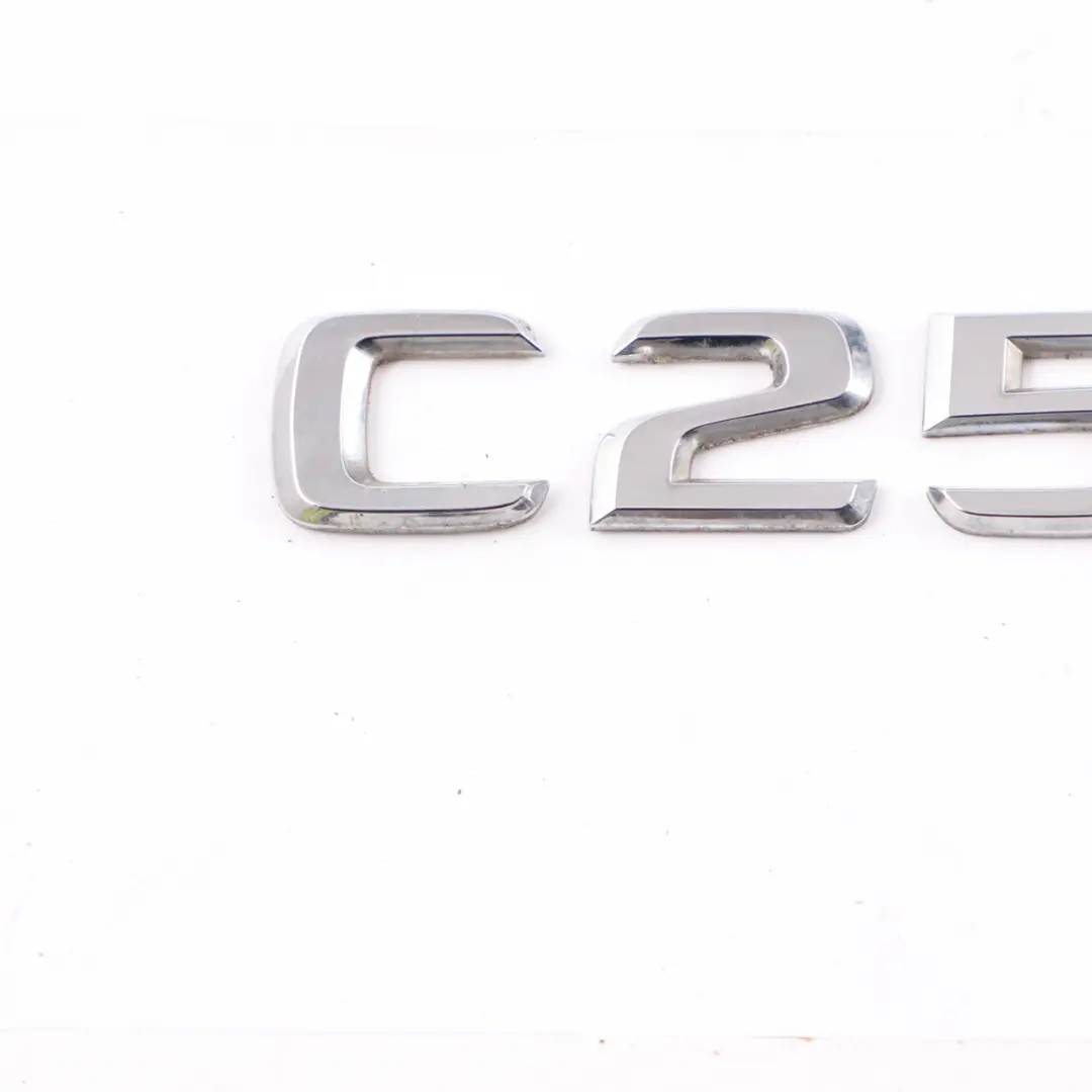 Emblema Maletero C250 Trasero Adherido Insignia para Mercedes W203 W204 con número de pieza A2038174315 Mercedes W203 W204 Emblema Maletero C250 Trasero Adherido Insignia - SKU A2038174315 - Número de pieza A2038174315