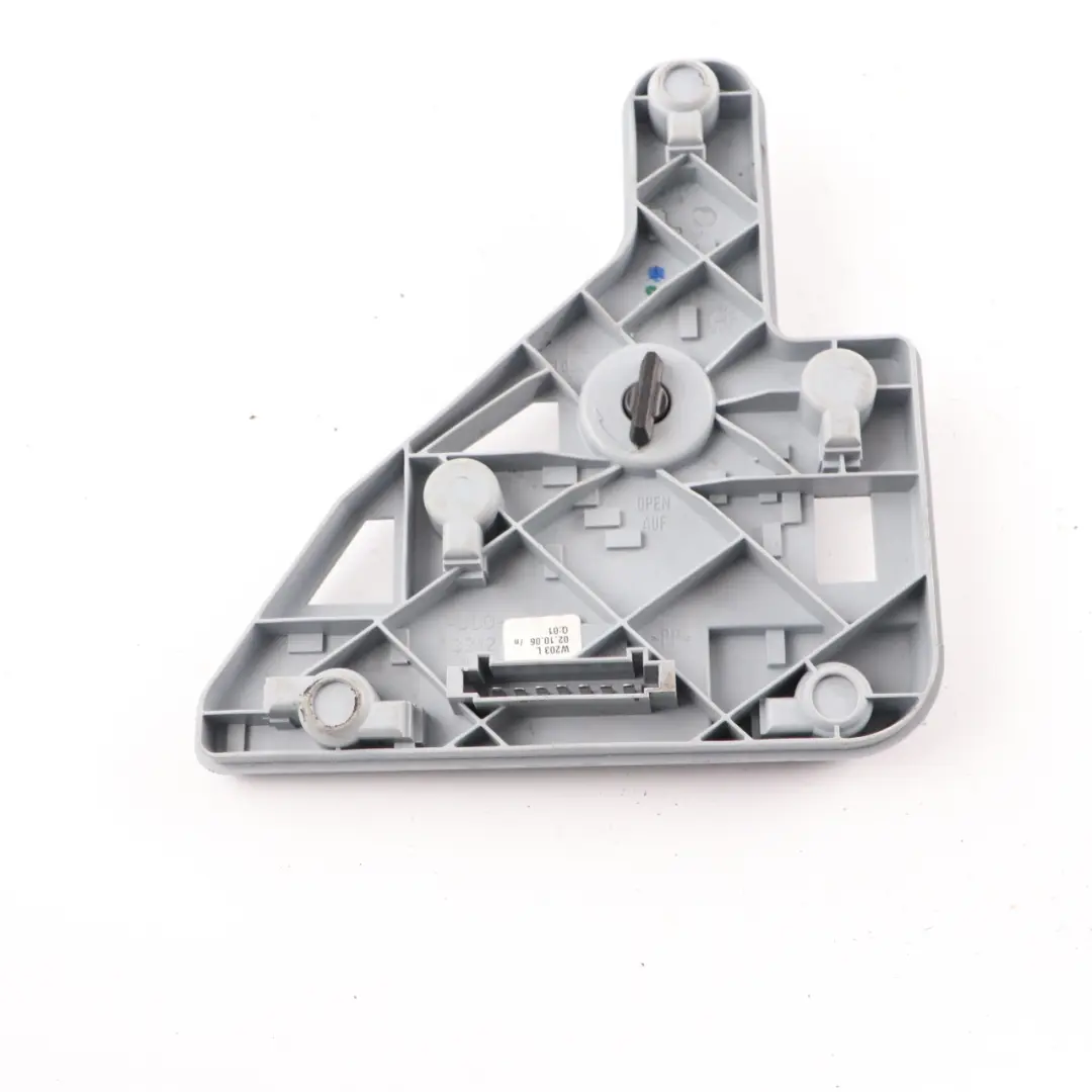 Support d'ampoule de feu arrière gauche pour Mercedes W203 à propos du numéro de pièce A2038200777 Mercedes W203 Support d'ampoule de feu arrière gauche - SKU A2038200777 - Numéro de pièce A2038200777