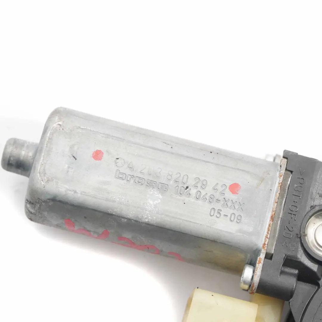 Lève-Vitre Moteur Porte Arrière Gauche Régulateur pour Mercedes W203 à propos du numéro de pièce A2038202942 Mercedes W203 Lève-Vitre Moteur Porte Arrière Gauche Régulateur - SKU A2038202942 - Numéro de pièce A2038202942