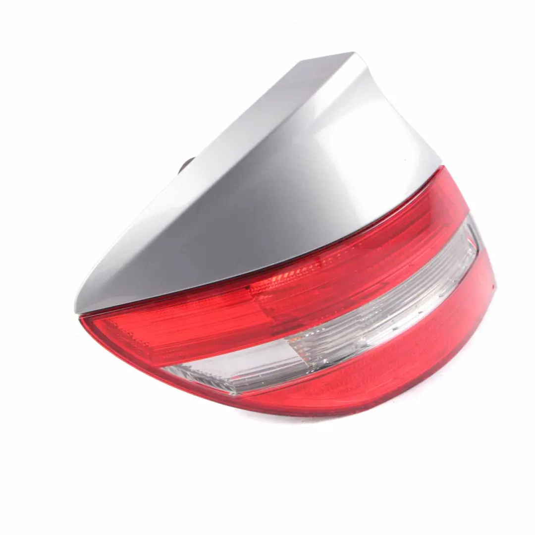 Rücklicht hinten links Palladiumsilber für Mercedes CL203 mit Teilenummer A2038205164 Mercedes CL203 Rücklicht hinten links Palladiumsilber - SKU A2038205164-PAL - Teilenummer A2038205164