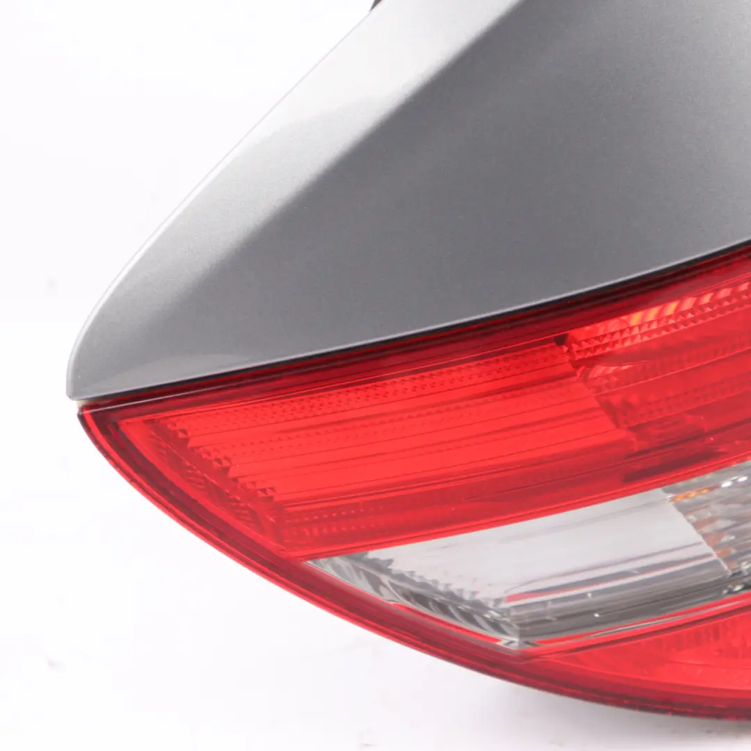 Luz Trasera Lado Trasero Izquierdo Palladiumsilber para Mercedes CL203 con número de pieza A2038205164 Mercedes CL203 Luz Trasera Lado Trasero Izquierdo Palladiumsilber - SKU A2038205164-PAL - Número de pieza A2038205164